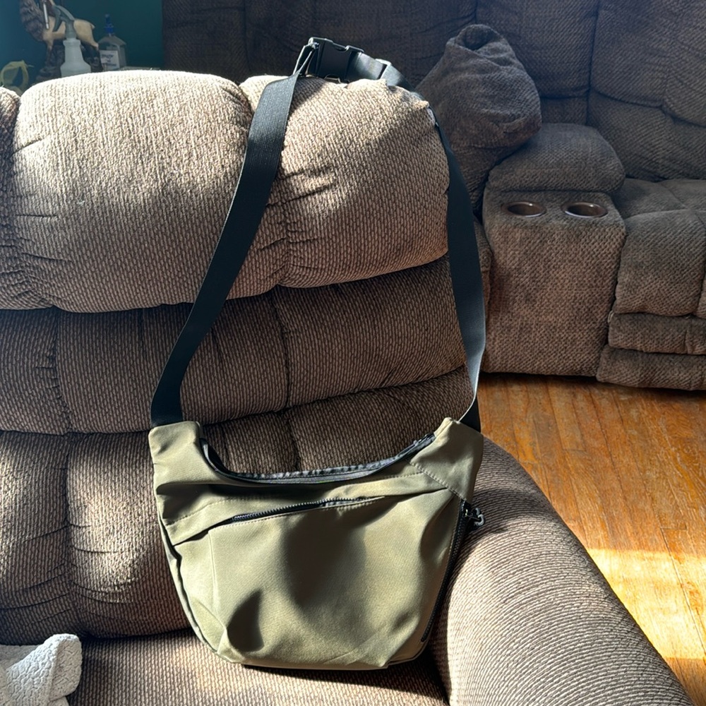 Tending TikTok viral crossbody purse.